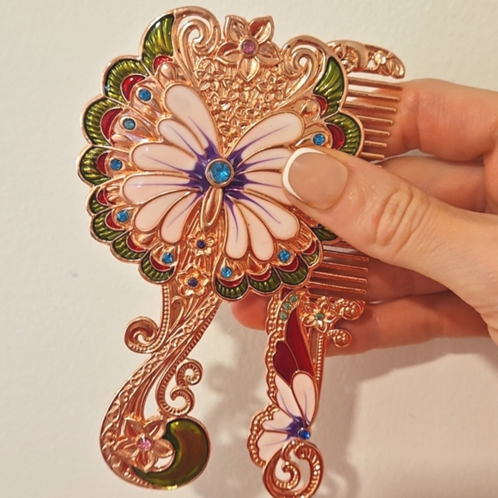 Gorgeous small comb and mirror! Vintage looking but cute as the size